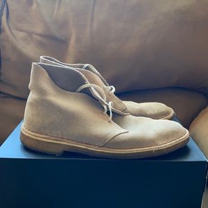 Men’s Sz 9 Clarks Desert Boots in Sand Colorway